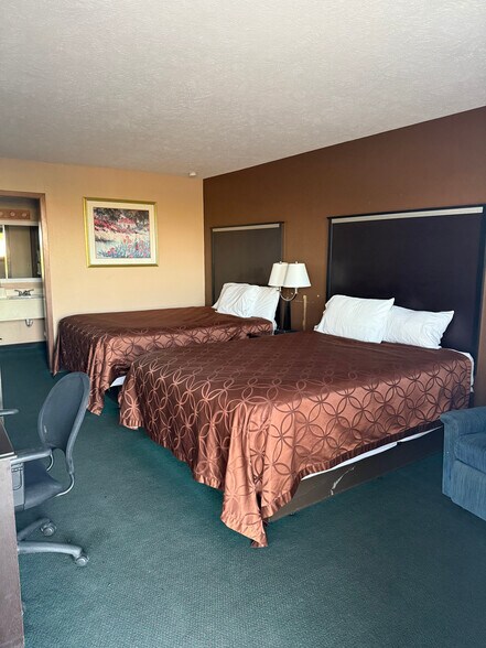 More Photos Of 2426 S Lincoln Ave, York Hotel For Sale