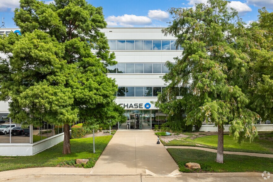 More Photos Of 1301 S Bowen Rd, Arlington Coworking Space