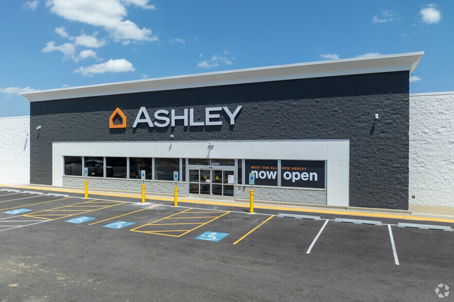 Primary Photo Of 6050 Gurnee Mills Cir E, Gurnee Freestanding For Sale