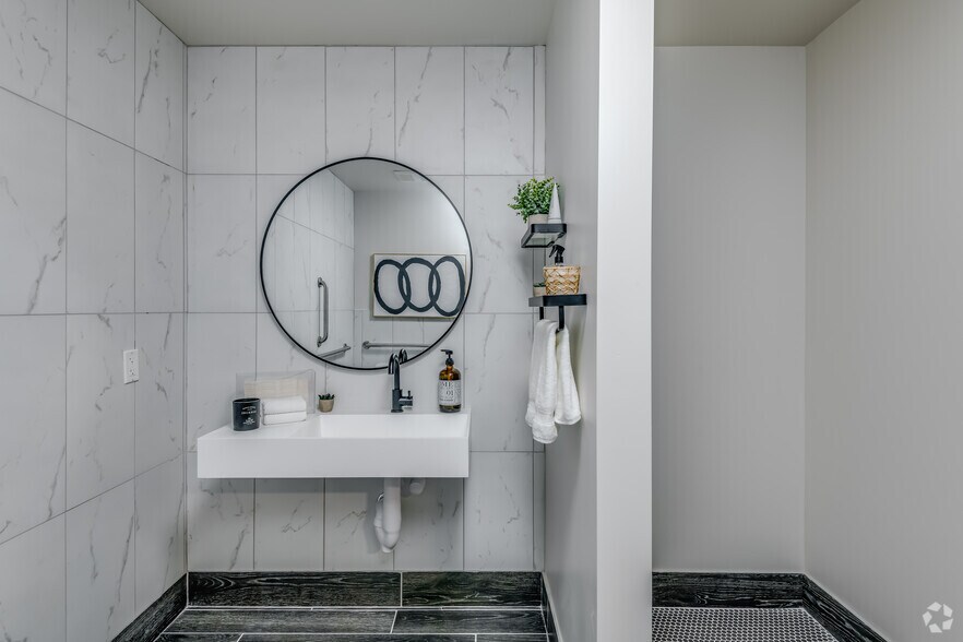 More Photos Of 8949 N Deerbrook Trl, Brown Deer Flex For Lease