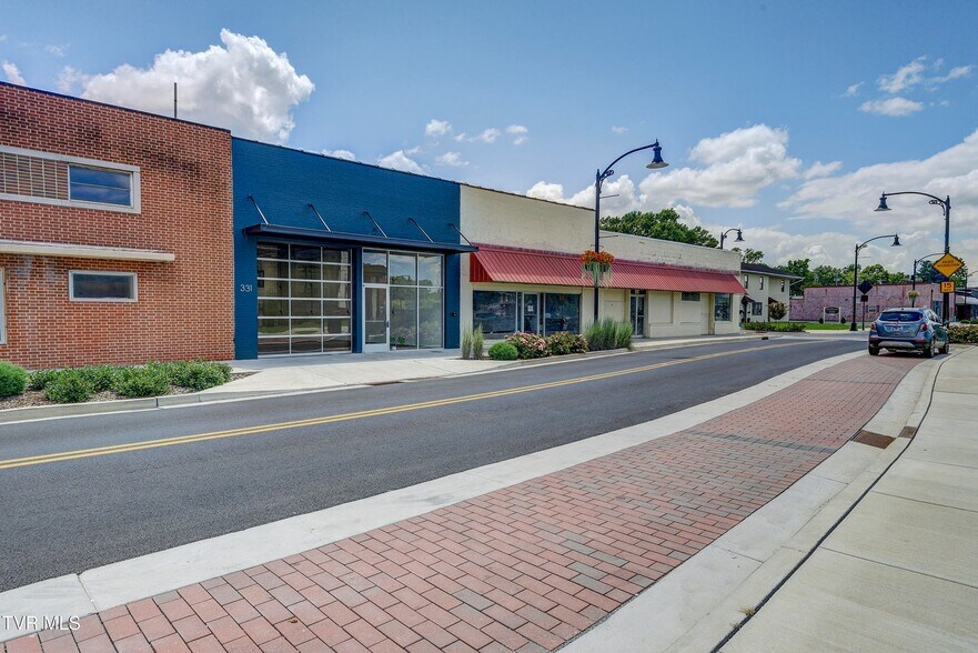 More Photos Of 331 W Walnut St, Johnson City Flex For Sale
