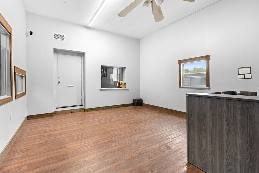 More Photos Of 103 Blanco Rd, San Antonio Auto Repair For Lease