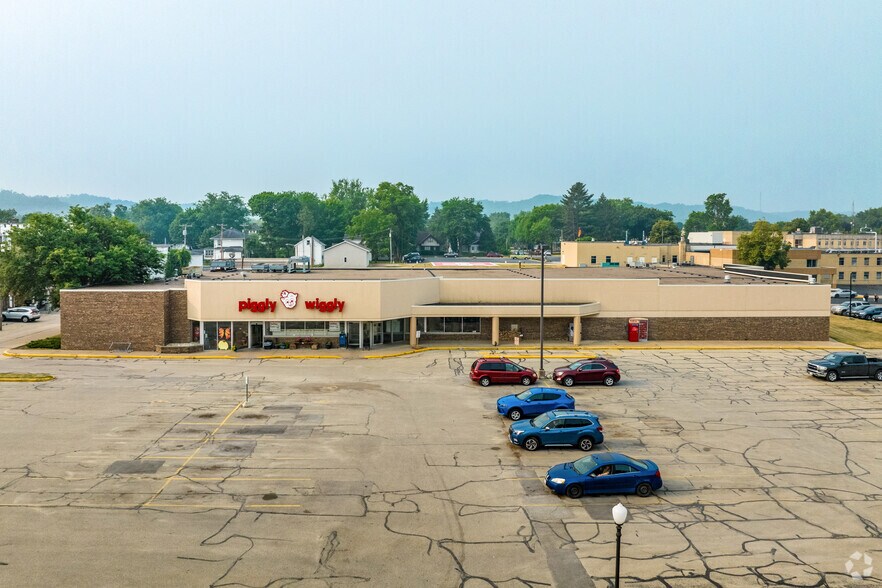 More Photos Of 106 W Oak St, Boscobel Supermarket For Sale