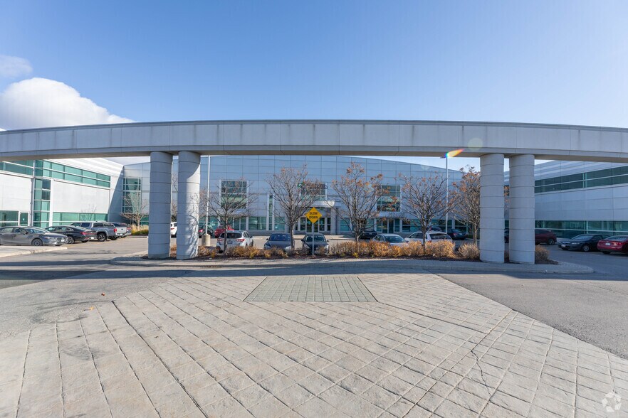 More Photos Of 9133 Leslie St, Richmond Hill Showroom For Lease