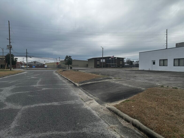 More Photos Of 852 W 5th St, Washington Storefront Retail Office For Sale