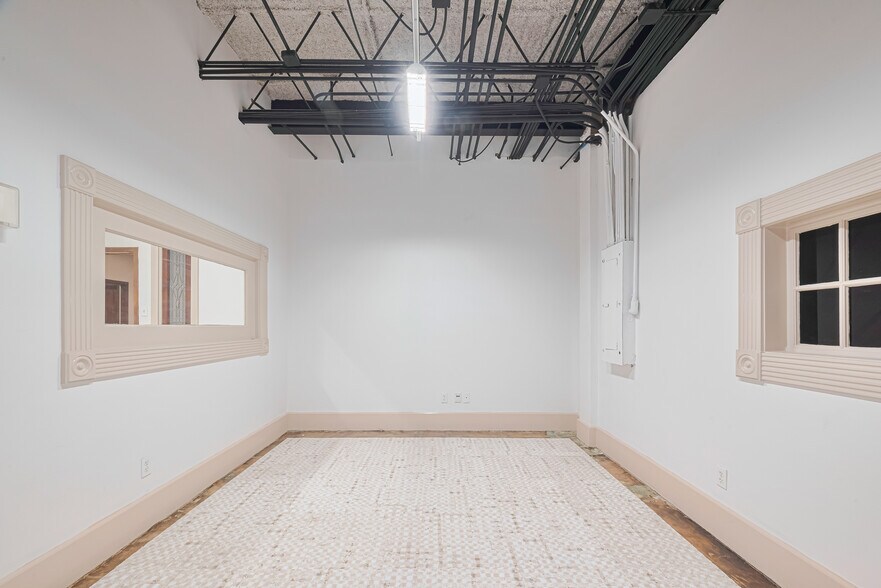 More Photos Of 1920 N Memorial Way, Houston Loft Creative Space For Lease