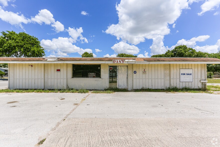 More Photos Of 321 Linda Dr, San Marcos Freestanding For Sale
