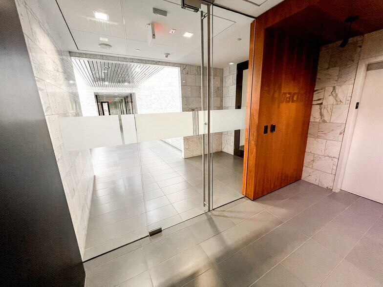 More Photos Of 303 Veterans Airpark Ln, Midland Office For Lease