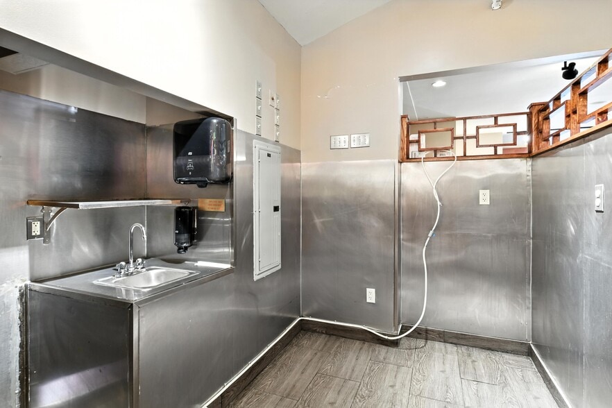 More Photos Of 48 Russell St, Hadley Restaurant For Lease