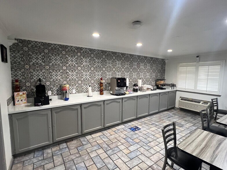 More Photos Of 1505 S 9th St, McAllen Hotel For Sale