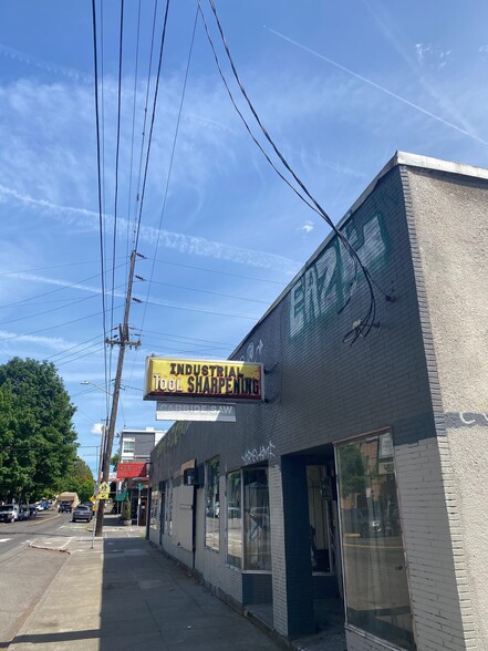 More Photos Of 4040 SE Division St, Portland Warehouse For Sale
