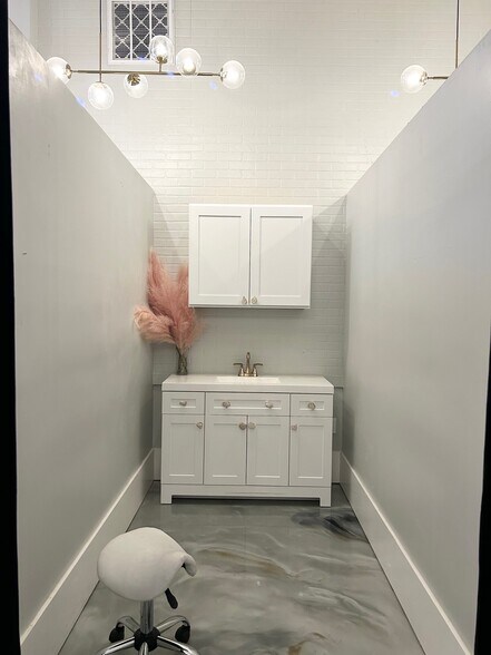 More Photos Of 1520 Broadway, Fort Myers Storefront Retail Office For Lease