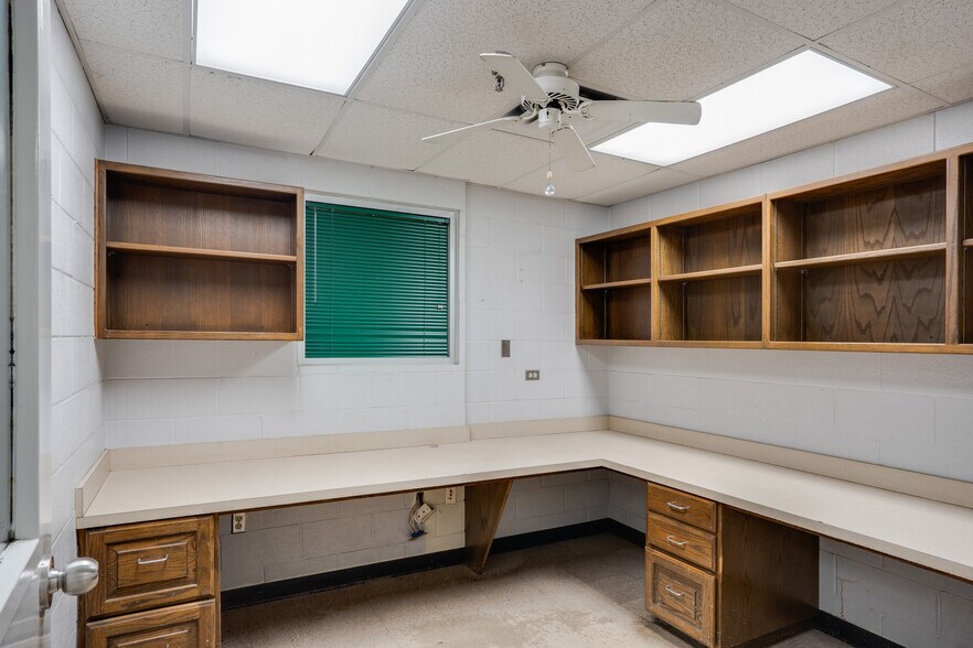 More Photos Of 2716 Commerce St, Wichita Falls Industrial For Sale