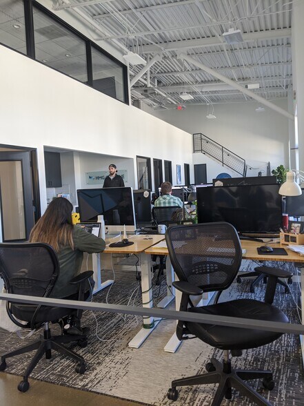 More Photos Of 2307 Thornton Rd, Austin Flex For Lease