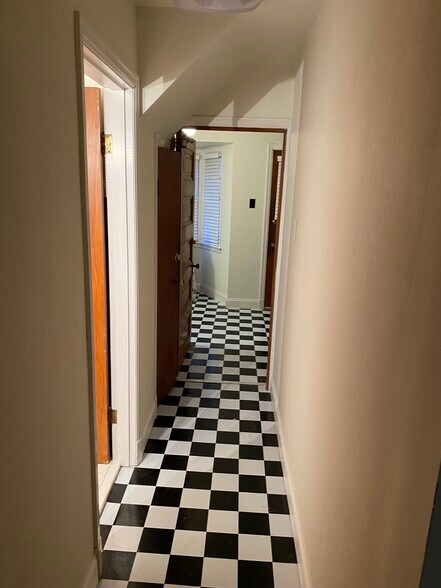 More Photos Of 404 S Clay Ave, Kirkwood Office For Lease