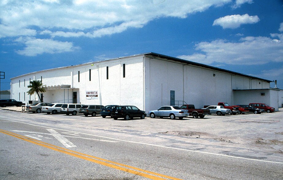 More Photos Of 2075 47th St, Sarasota Warehouse For Lease