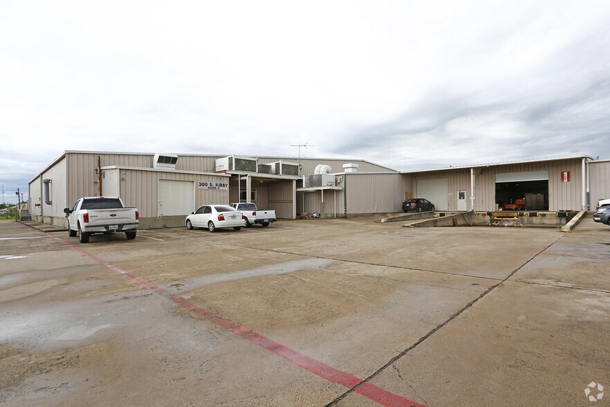 More Photos Of 300 S Kirby St, Garland Warehouse For Lease