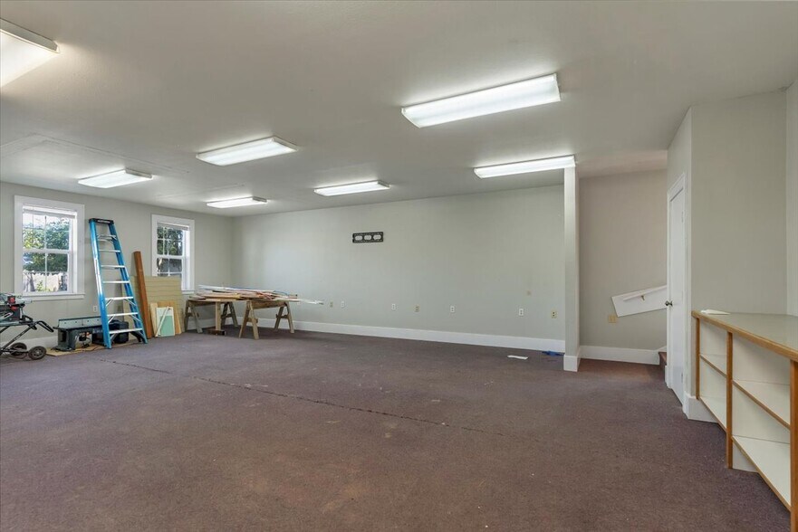 More Photos Of 1607 State St, Salem Office For Sale