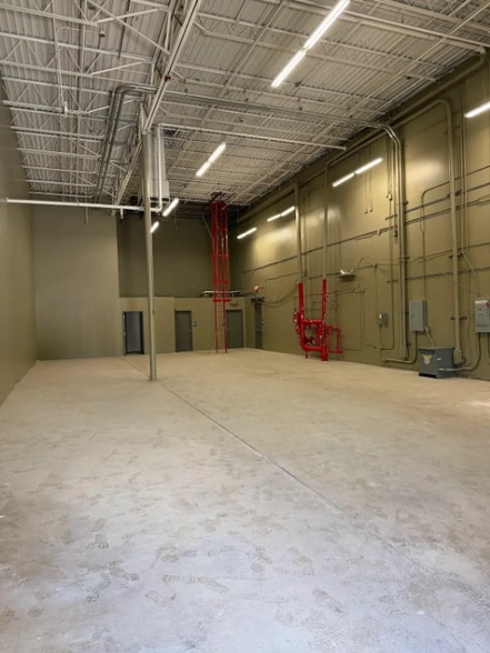 More Photos Of 8102 Blanding Blvd, Jacksonville Storefront For Lease