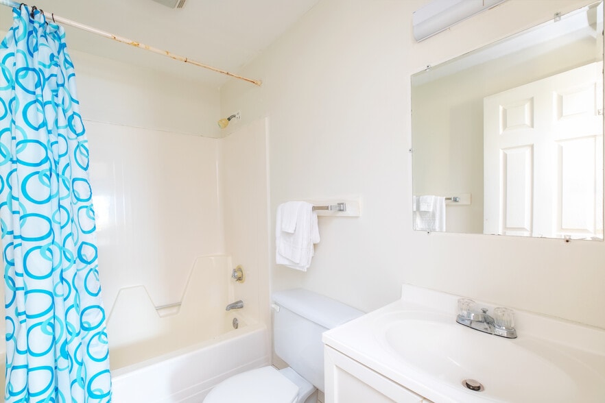 More Photos Of 198 Ashworth Ave, Hampton Hotel For Sale