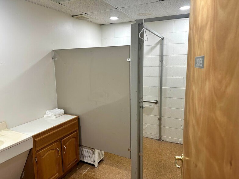 More Photos Of 712 Coulter Dr, New Albany Medical For Sale