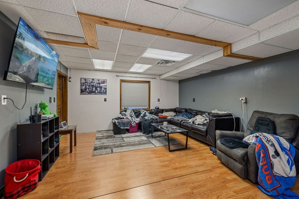 More Photos Of 7813 Buffalo Ave, Niagara Falls Showroom For Sale