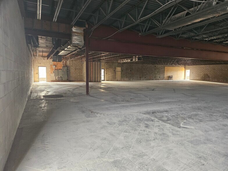 More Photos Of 10708 Market St, North Lima Bar For Lease