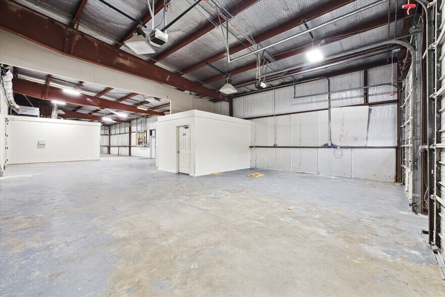 More Photos Of 8621 Hwy 6, Hitchcock Manufacturing For Sale