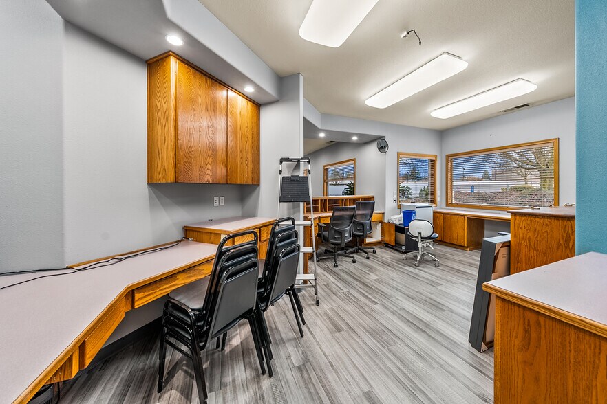 More Photos Of 925 Town Centre Dr, Medford Medical For Lease