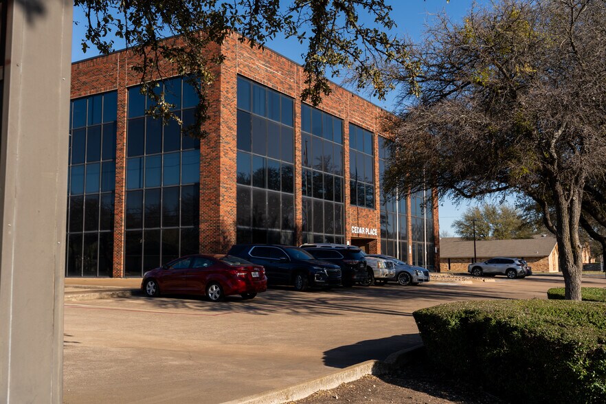 More Photos Of 407 N Cedar Ridge Dr, Duncanville Office Residential For Lease