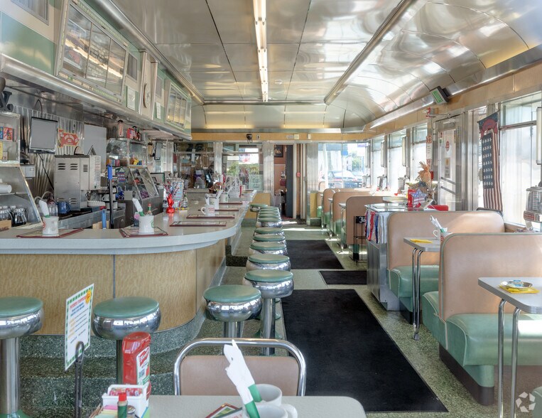 More Photos Of 140 Newport Ave, East Providence Restaurant For Lease