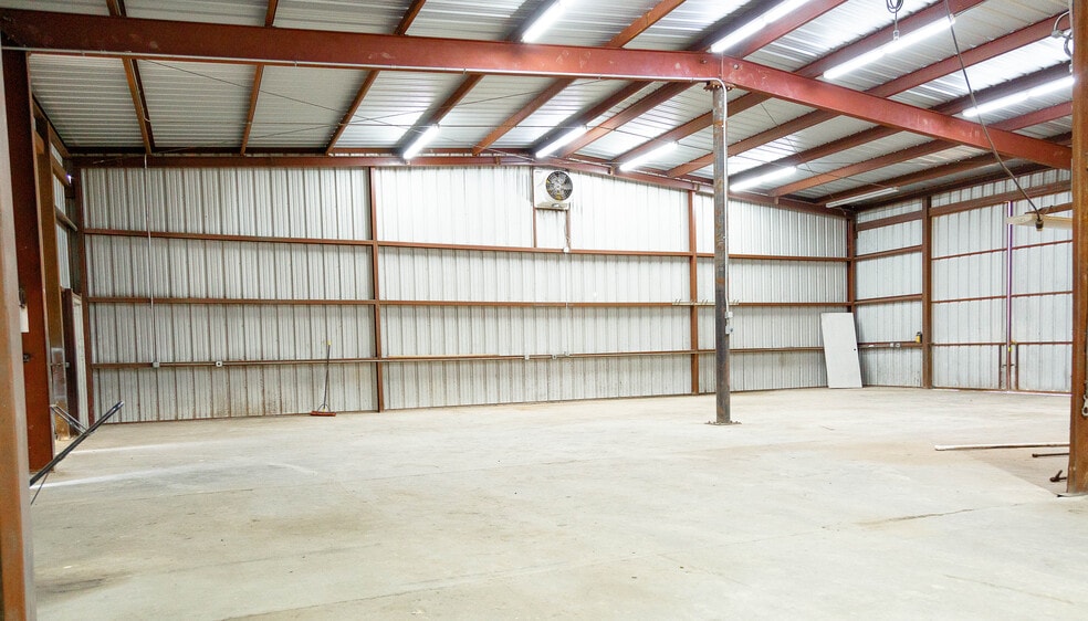 More Photos Of 211 S Austin St, Hutchins Flex For Sale