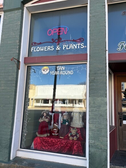 More Photos Of 145 E Main St, Sedan General Retail For Sale