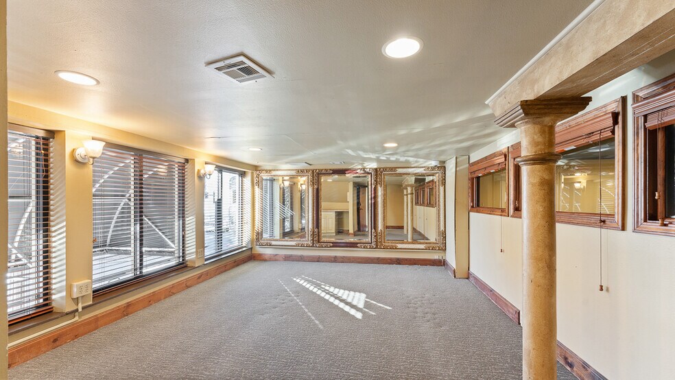 More Photos Of 117 W Walnut St, Rogers Restaurant For Lease