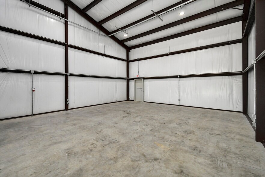 More Photos Of 31588 Industrial Park Dr, Pinehurst Flex For Lease