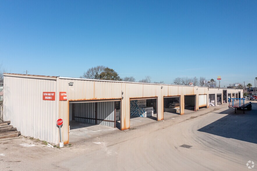 More Photos Of 10700 Gulf Fwy, Houston Warehouse For Lease