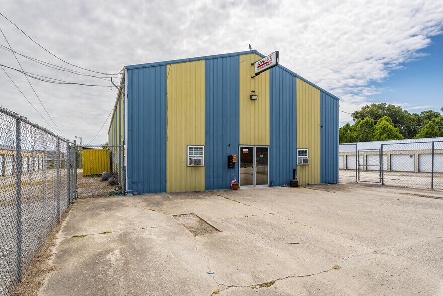 More Photos Of 1631 Mcclain Ave, Scottsburg Self Storage For Sale