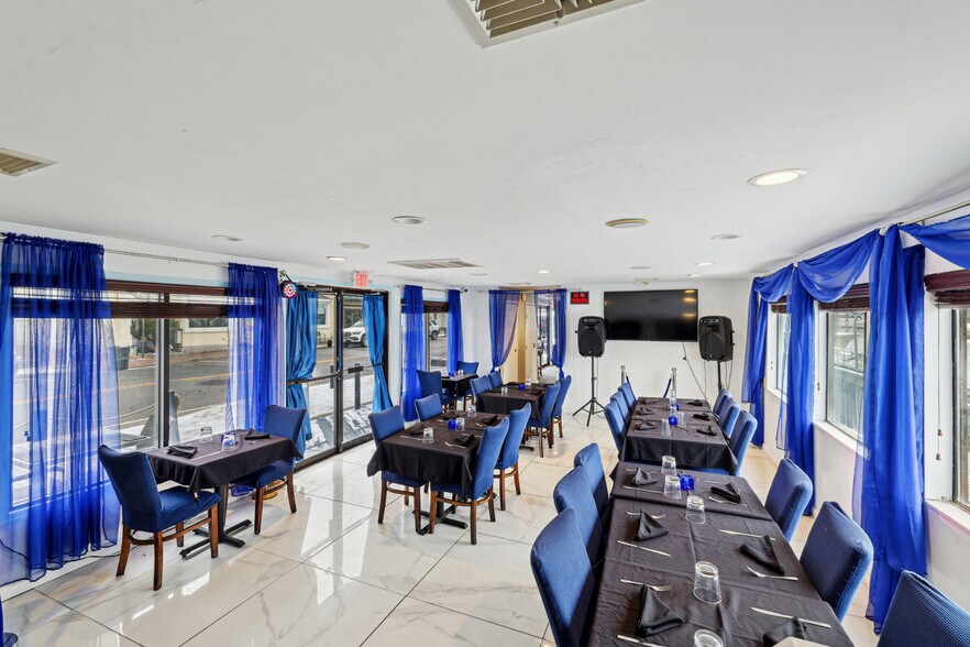 More Photos Of 103 Woodcleft Ave, Freeport Restaurant For Sale