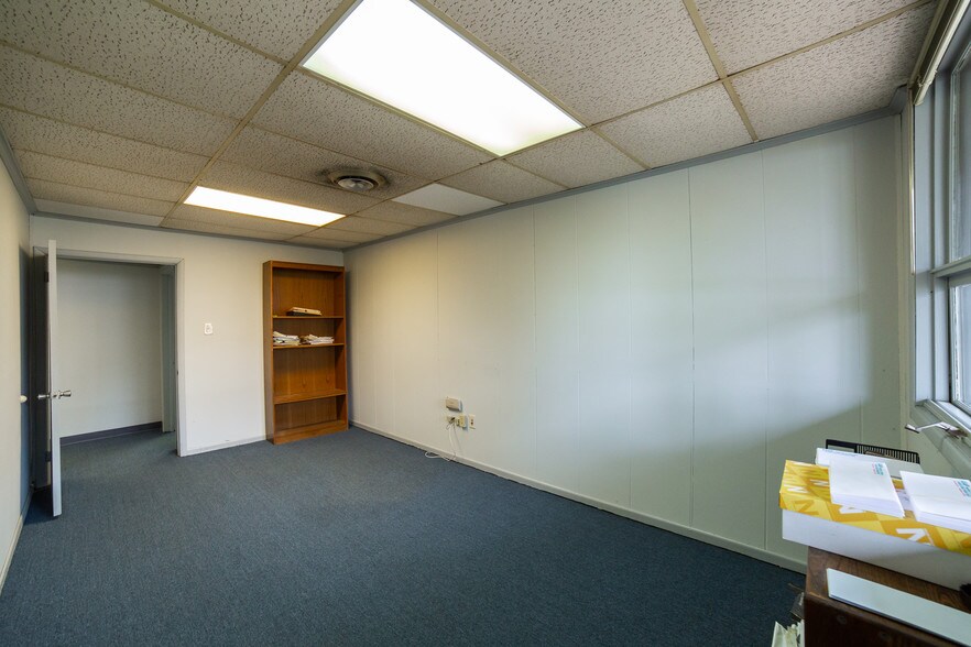 More Photos Of 1300 Industrial Blvd, Southampton Light Distribution For Sale
