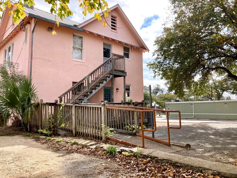 More Photos Of 215 N Comanche St, San Marcos Storefront Retail Office For Sale