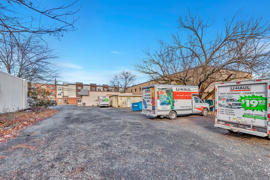 More Photos Of 902 Hamilton St, Somerset Convenience Store For Sale