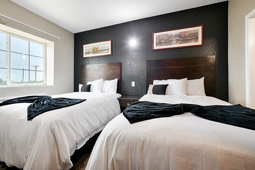 More Photos Of 110 S Main, Dilley Hotel For Sale