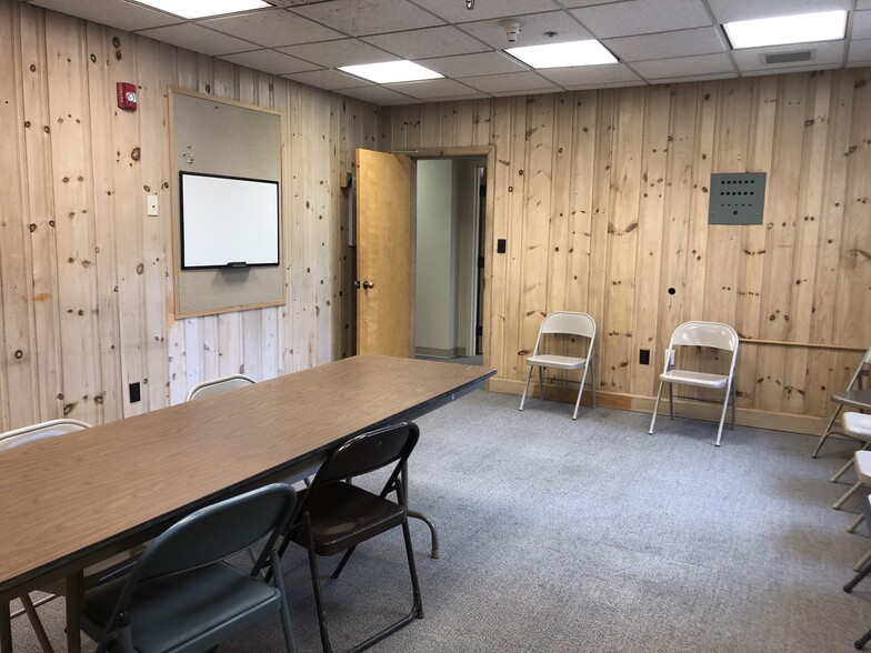 More Photos Of 1 Horseshoe Pond Ln, Concord Light Distribution For Sale