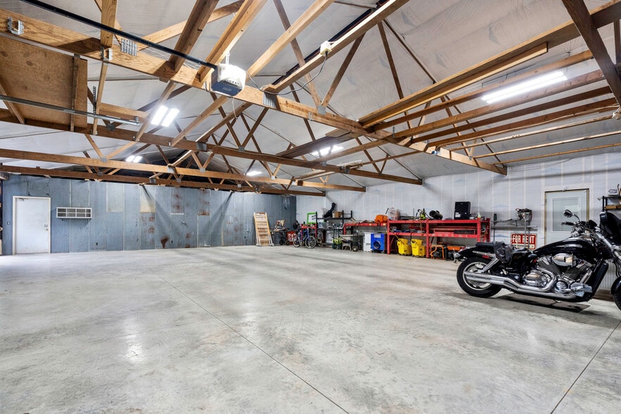 More Photos Of 11155 Hubbard Rd, Kansas City Flex For Sale