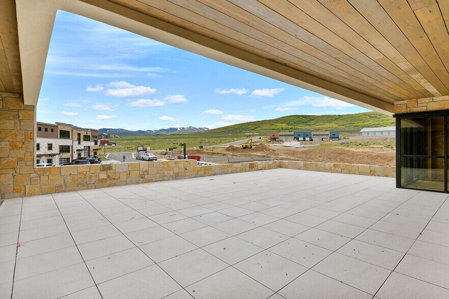 More Photos Of 4554 Forestdale Dr, Park City Showroom For Lease