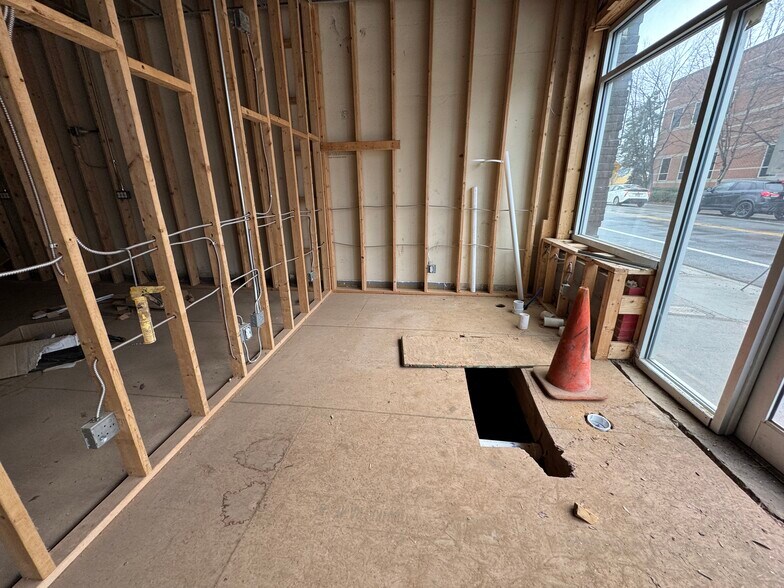 More Photos Of 1800 Rozzelles Ferry Rd, Charlotte Storefront For Lease