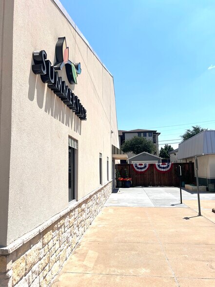 More Photos Of 202-204 N Dooley St, Grapevine Medical For Sale