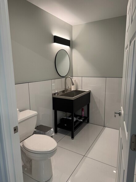 More Photos Of 192 Oak St, Glastonbury Showroom For Lease