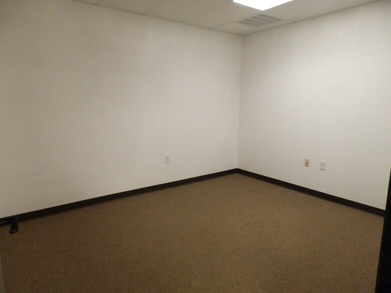 More Photos Of 2005 Tile Factory Rd, Palestine Manufacturing For Lease