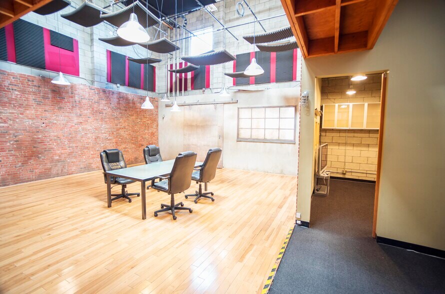 More Photos Of 8950-8956 Ellis Ave, Los Angeles Showroom For Lease